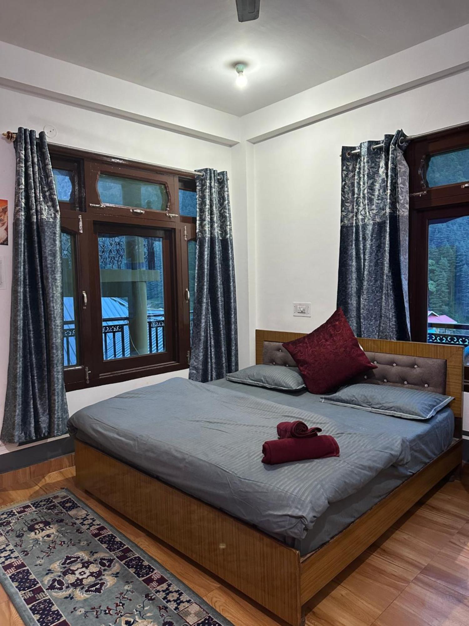 Pahadirovers Homestay & Cafe Kasol Εξωτερικό φωτογραφία